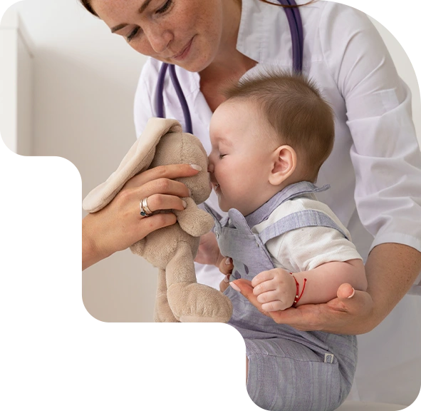 Profissional de enfermagem acolhendo um bebê durante o atendimento domiciliar