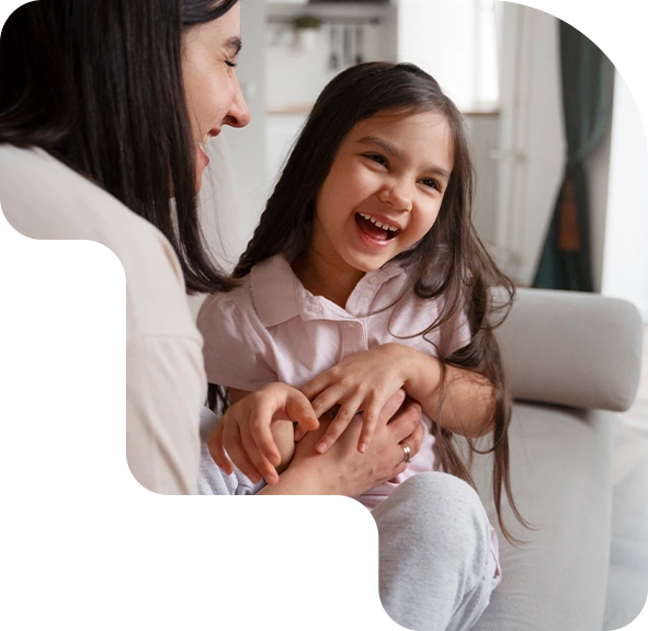 Mãe e filha em ambiente domiciliar pediátrico